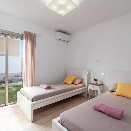 Max Villa *